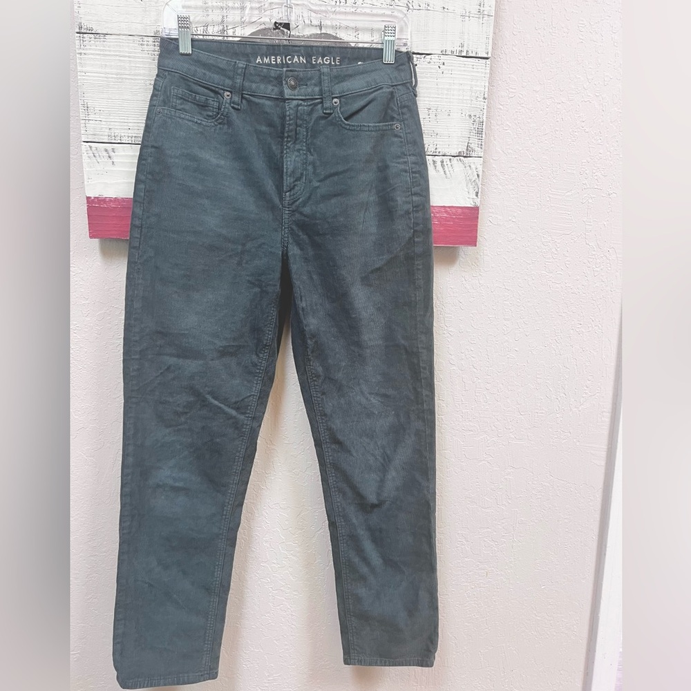 American Eagle Outfitters Women's Hunter Green Straight Leg Mom Corduroy Pant